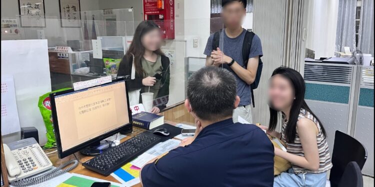 來臺第一天錯失良「機」 警獻這計港靚女展笑顏 來臺第一天錯失良「機」 警獻這計港靚女展笑顏