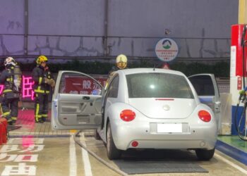 加油站車輛突起火自燃   警持滅火器爭取救火時間