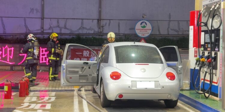 加油站車輛突起火自燃   警持滅火器爭取救火時間