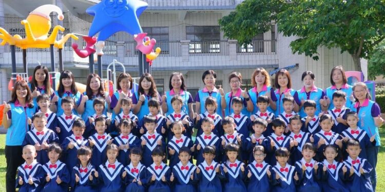 吉安主人翁人生中第一張畢業照 鄉長媽咪陪小寶貝留下珍貴紀錄 吉安主人翁人生中第一張畢業照 鄉長媽咪陪小寶貝留下珍貴紀錄