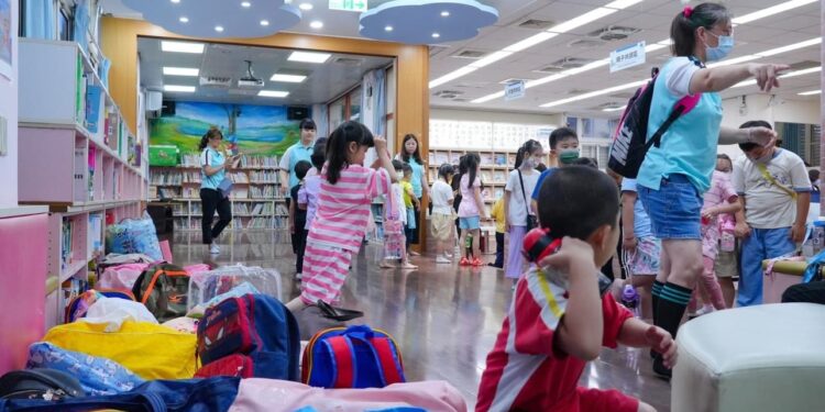 吉安鄉幼畢業前夕獨立增能大考驗 游淑貞創意辦理夜宿圖書館成長營