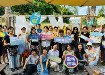 在台東「海癒小村咖啡店」眺望華源海灣》 用拼貼雕塑的藝術療癒 探索「深海裡的樹」的靈魂模樣