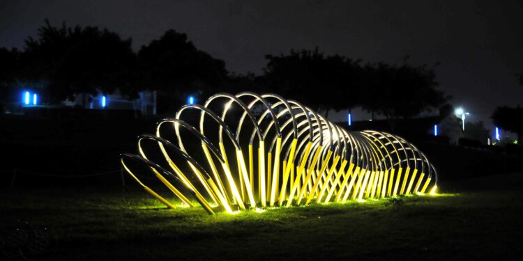 夜探中央公園  10米巨型毛毛蟲閃亮現蹤