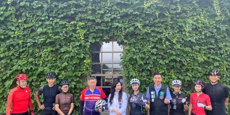 柯P環騎花蓮200K 盼重振花蓮震後觀光 偕妻重回鯉魚潭 億30年前戀愛約會時光