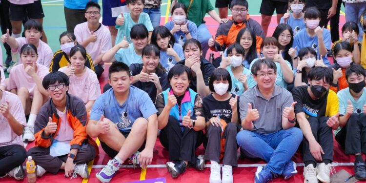 游淑貞頒獎金慰勉吉安國中勇奪客語競賽全國第二名 游淑貞頒獎金慰勉吉安國中勇奪客語競賽全國第二名