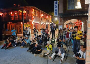 畢業制服風潮穿著學生制服  遊走萬里長城老街