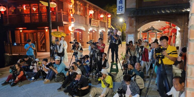 畢業制服風潮穿著學生制服  遊走萬里長城老街