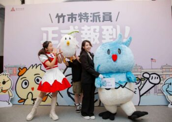 竹市超萌特派員報到 高虹安市長、邱臣遠副市長與吉祥物「皮卡」大跳晚安大小姐 全力宣導市政、行銷文化觀光