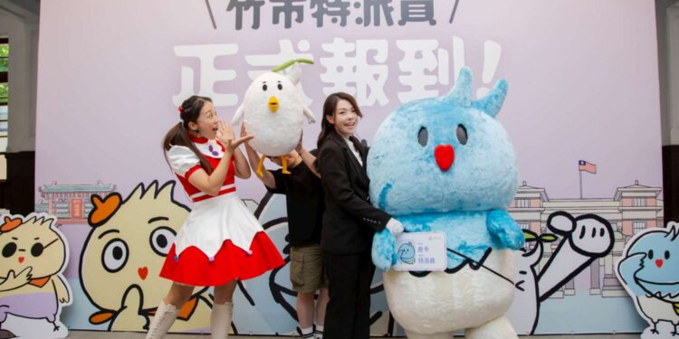 竹市超萌特派員報到 高虹安市長、邱臣遠副市長與吉祥物「皮卡」大跳晚安大小姐 全力宣導市政、行銷文化觀光