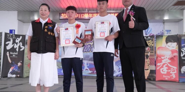 縣長徐榛蔚偕立委傅崐萁出席「花蓮體中畢業典禮」 期勉學子創造精彩人生 縣長徐榛蔚偕立委傅崐萁出席「花蓮體中畢業典禮」 期勉學子創造精彩人生