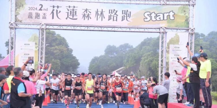 縣長徐榛蔚為震後第一跑鳴槍 千名跑者齊聚蔬跑盃 縣長徐榛蔚為震後第一跑鳴槍 千名跑者齊聚蔬跑盃