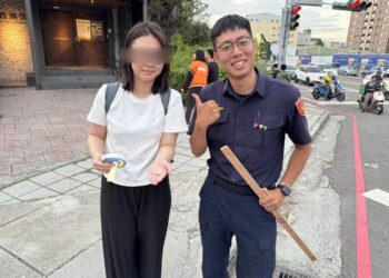 臺中警察變身馬蓋先巧 用工具黏回掉落耳機