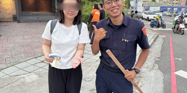 臺中警察變身馬蓋先巧 用工具黏回掉落耳機