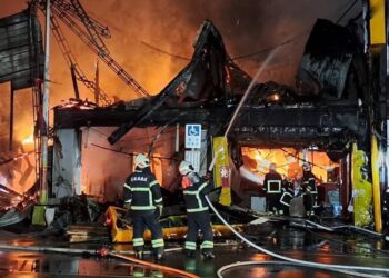 花蓮市中山路寵物美容店火警 木造鐵皮延燒6戶