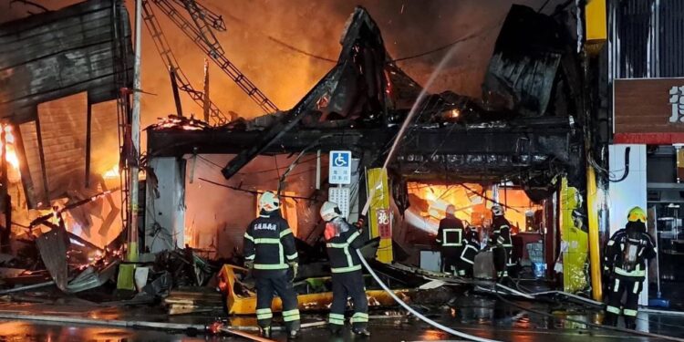 花蓮市中山路寵物美容店火警 木造鐵皮延燒6戶 花蓮市中山路寵物美容店火警 木造鐵皮延燒6戶