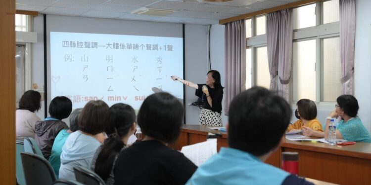 花蓮市客語初級認證班開課了 魏嘉彥率同仁報名