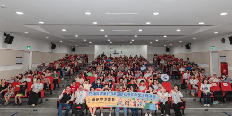 花蓮縣政府邀法籍百萬YouTuber 酷 現場擠滿熱情鄉親 花蓮縣政府邀法籍百萬YouTuber 酷 現場擠滿熱情鄉親