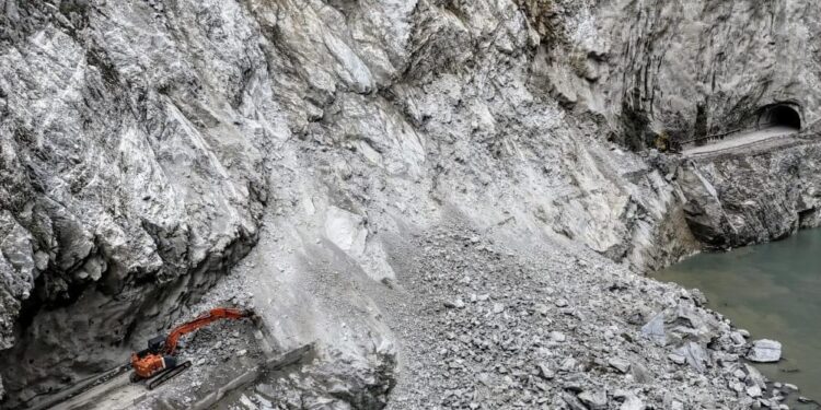 花蓮迫切需要一條安全回家的路》中橫公路台8線174.8k錐麓隧道東口今(6/12)日清晨發生坍方阻斷 預估明日中午搶通 花蓮迫切需要一條安全回家的路》中橫公路台8線174.8k錐麓隧道東口今(6/12)日清晨發生坍方阻斷 預估明日中午搶通