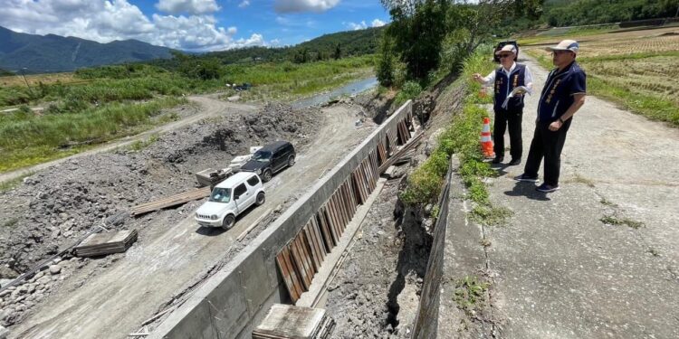 鄉長江東成會勘富里鄉內各項工程 督導工程品質及進度