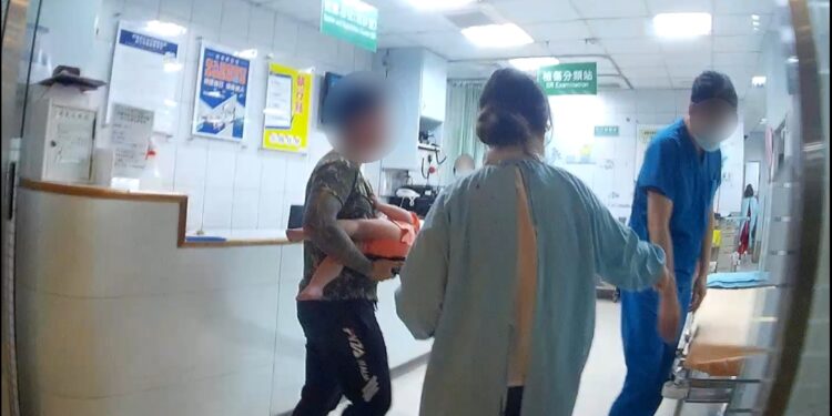 霸氣柔情全為她 愛女熱痙攣鋼鐵爸急攔警車馳援送醫 霸氣柔情全為她 愛女熱痙攣鋼鐵爸急攔警車馳援送醫