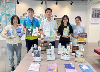 青春好書這Young選  中市圖攜手中二中首推選書設計專屬書腰