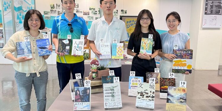 青春好書這Young選 中市圖攜手中二中首推選書設計專屬書腰 青春好書這Young選 中市圖攜手中二中首推選書設計專屬書腰