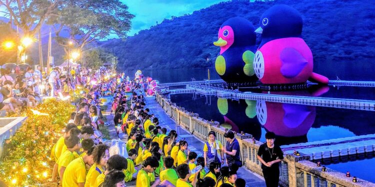 2024花蓮紅面鴨FUN暑假》7/14國際舞鈴劇場、300台無人機將歡樂開幕 開幕發送888份「鴨鴨大禮包」 2024花蓮紅面鴨FUN暑假》7/14國際舞鈴劇場、300台無人機將歡樂開幕 開幕發送888份「鴨鴨大禮包」