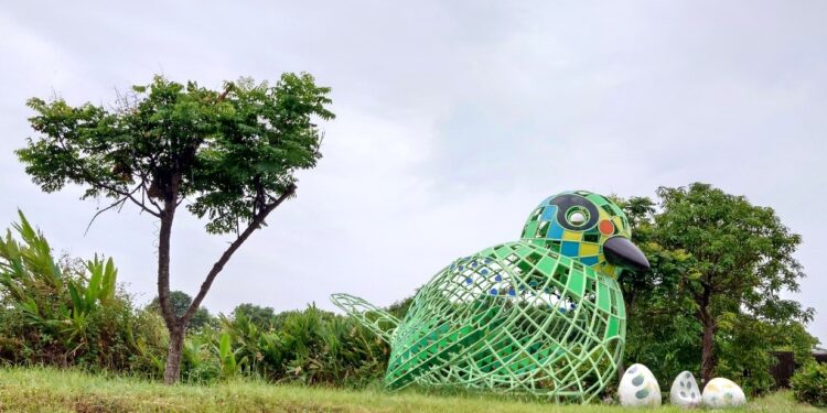 5米高五色鳥現蹤臺中  中央公園公共藝術超吸睛