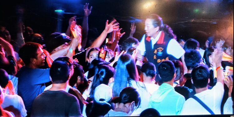 「2024花蓮夏戀嘉年華演唱會」第三夜 「五堅情」、「溫嵐」、「葉璦菱」魅力開唱 縣長徐榛蔚與歌迷嗨翻花蓮東大門