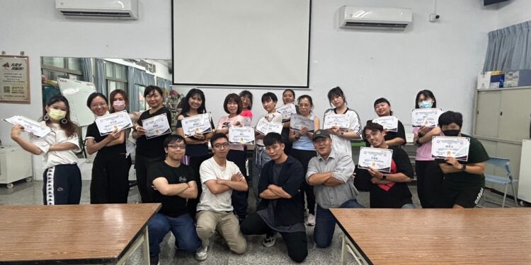 全國首創銀髮族街舞體適能師資培訓高雄鳳山登場立委許智傑出席勉勵