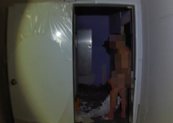 全裸通緝男藏身空屋  警一開門竟然在做這件事