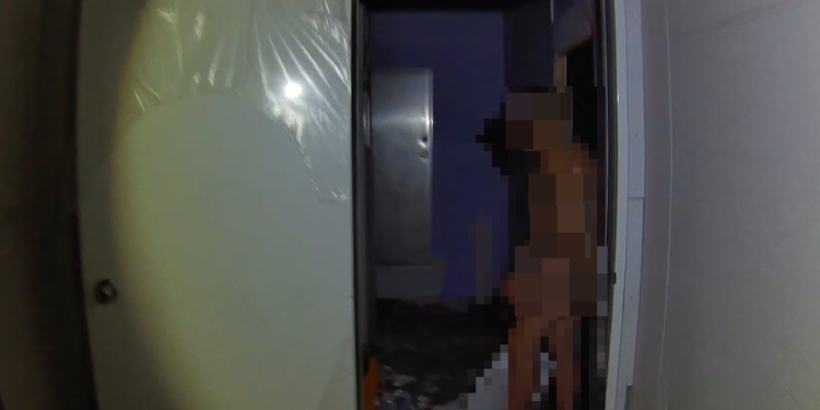 全裸通緝男藏身空屋  警一開門竟然在做這件事