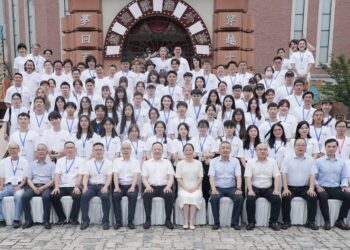 兩岸青年走進浙江橫店穿越千年  體驗影視文化換装飆戲合唱《青花瓷》