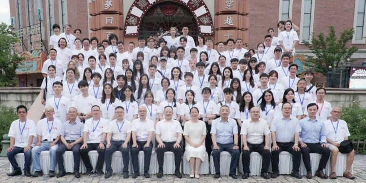 兩岸青年走進浙江橫店穿越千年 體驗影視文化換装飆戲合唱《青花瓷》 兩岸青年走進浙江橫店穿越千年 體驗影視文化換装飆戲合唱《青花瓷》