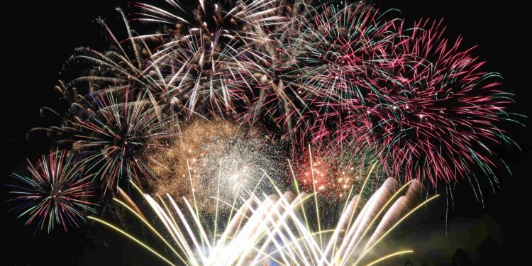 六福村歡慶45周年首獻全台 樂園最長300秒壯麗煙火秀 六福村歡慶45周年首獻全台 樂園最長300秒壯麗煙火秀