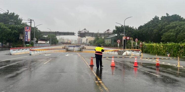 凱米颱風肆虐釀災　嘉警冒雨守護人民安全