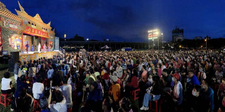 孫翠鳳貓神傳統戲曲尬爵士   六千觀眾嗨翻大甲體育場