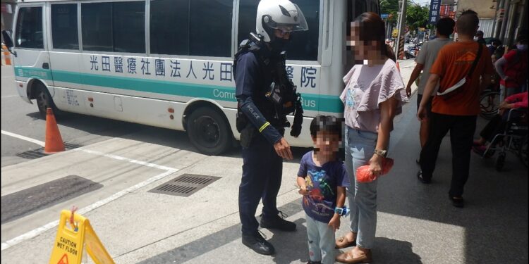 男童轉眼間走失母急報警 清水警在500公尺外尋獲 男童轉眼間走失母急報警 清水警在500公尺外尋獲