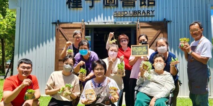 知卡宣戲水活動開始囉》花蓮縣政府辦理知卡宣食農體驗超有趣 彩繪松蘿雲、童玩竹蜻蜓 等你來玩 知卡宣戲水活動開始囉》花蓮縣政府辦理知卡宣食農體驗超有趣 彩繪松蘿雲、童玩竹蜻蜓 等你來玩