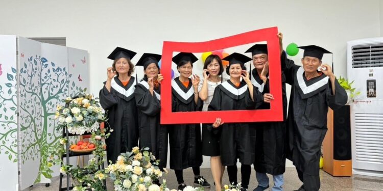 穿學士服領獎狀 番路綠色照顧站長輩圓畢業夢 穿學士服領獎狀 番路綠色照顧站長輩圓畢業夢
