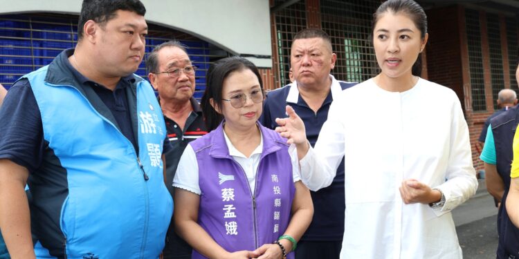 竹山鴻囍別墅社區道路坍陷 許縣長會勘允全力搶險並專案復建 竹山鴻囍別墅社區道路坍陷 許縣長會勘允全力搶險並專案復建