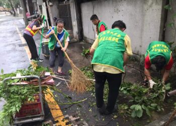 花蓮市民生里社區志工投入凱米颱風災後街道環境打掃整理