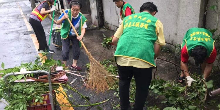花蓮市民生里社區志工投入凱米颱風災後街道環境打掃整理 花蓮市民生里社區志工投入凱米颱風災後街道環境打掃整理