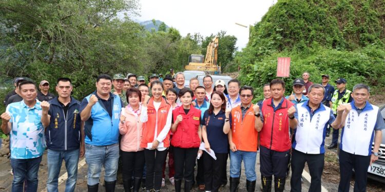 行政院鄭副院長水里信義勘災 許縣長建言獲正面回應 行政院鄭副院長水里信義勘災 許縣長建言獲正面回應