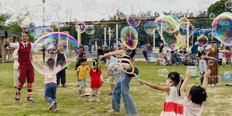 表演手作大集合 小丑特技、編織杯墊藝起玩翻臺中