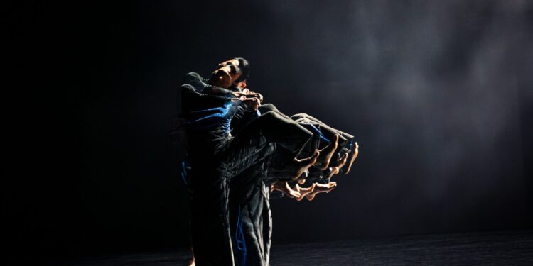 雲門戶外公演8月回嘉 結合科技舞作《波》震撼登場 雲門戶外公演8月回嘉 結合科技舞作《波》震撼登場