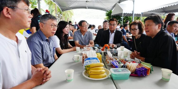 傅崐萁母喪 鄭銘謙、柯文哲赴花蓮致哀 花東鐵公路常中斷 民眾黨籲加強海空運 傅崐萁母喪 鄭銘謙、柯文哲赴花蓮致哀 花東鐵公路常中斷 民眾黨籲加強海空運