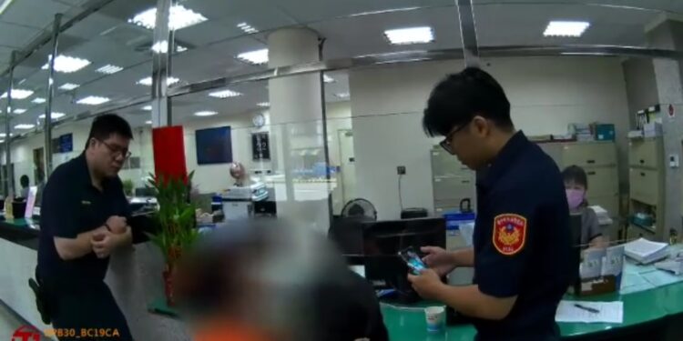 前線機師讓她義無反顧 警正面對決拍合照阻詐 前線機師讓她義無反顧 警正面對決拍合照阻詐