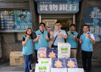 加油站長為弱勢「加油」 捐花蓮市實物銀行中秋禮盒