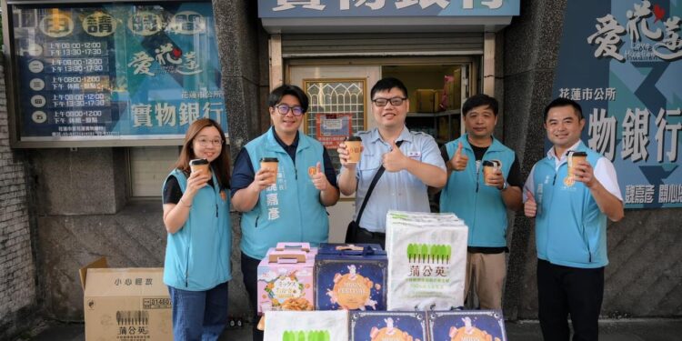 加油站長為弱勢「加油」 捐花蓮市實物銀行中秋禮盒